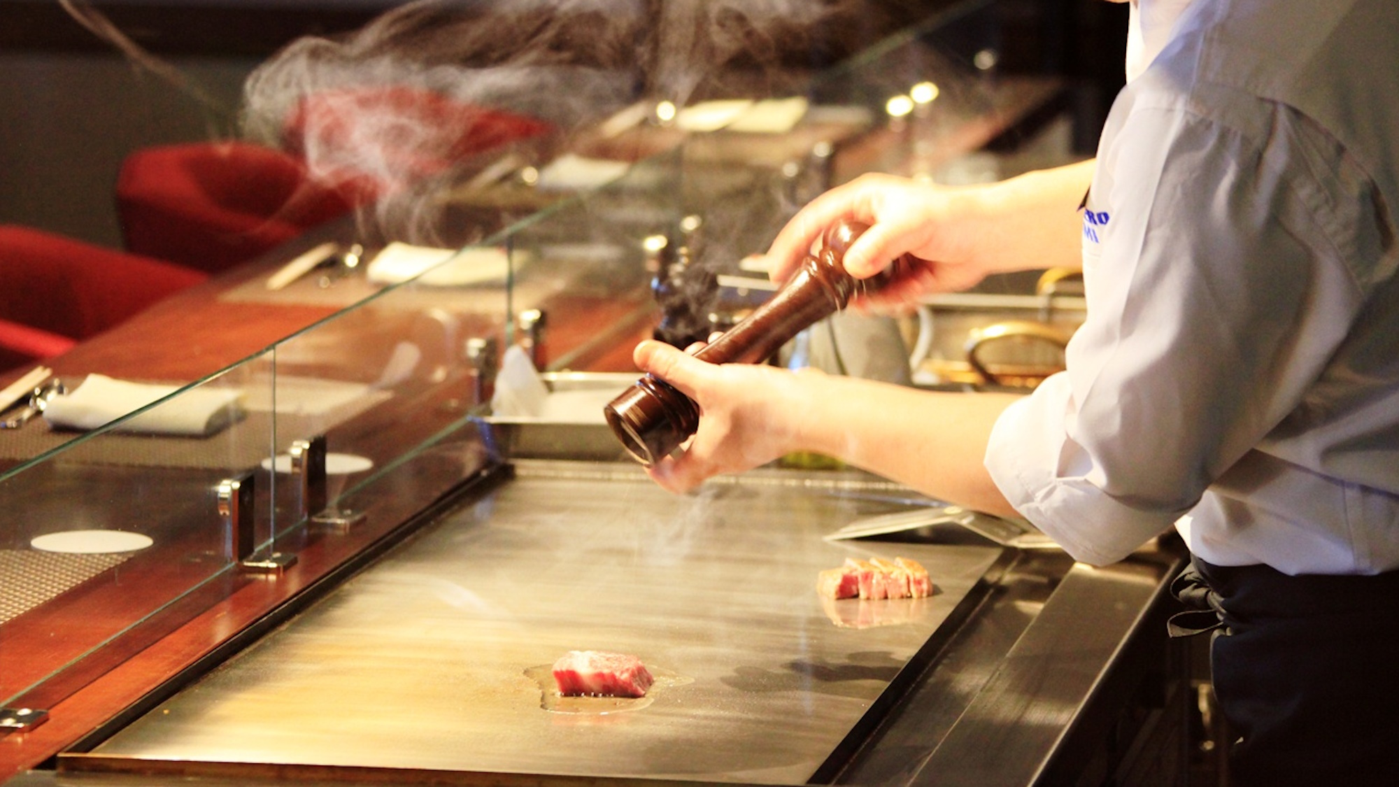 【ご夕食】メインのお肉は料理人が鉄板カウンターで調理いたします　※一例