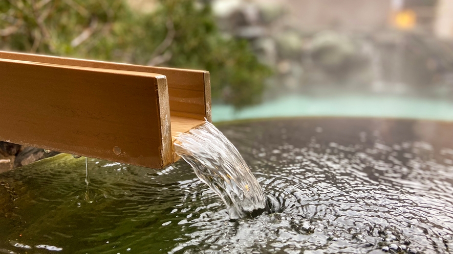 ・【水明の湯】露天風呂の様子。心ゆくまで湯あみのひとときをお過ごしください。