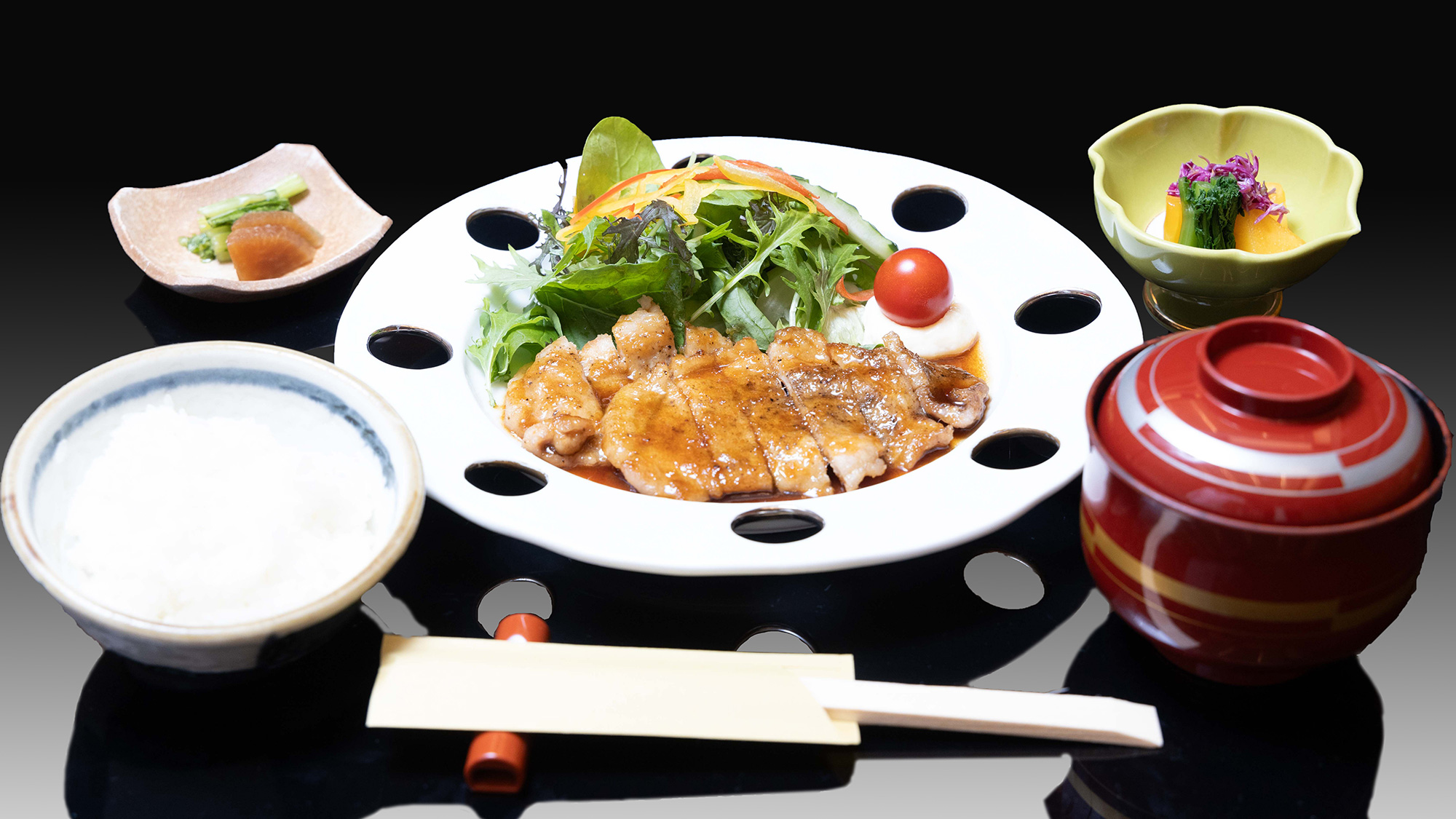 ・【レストランメニュー一例／豚生姜焼き】気分やおなかの空き具合でお好きなご夕食をお選びいただけます