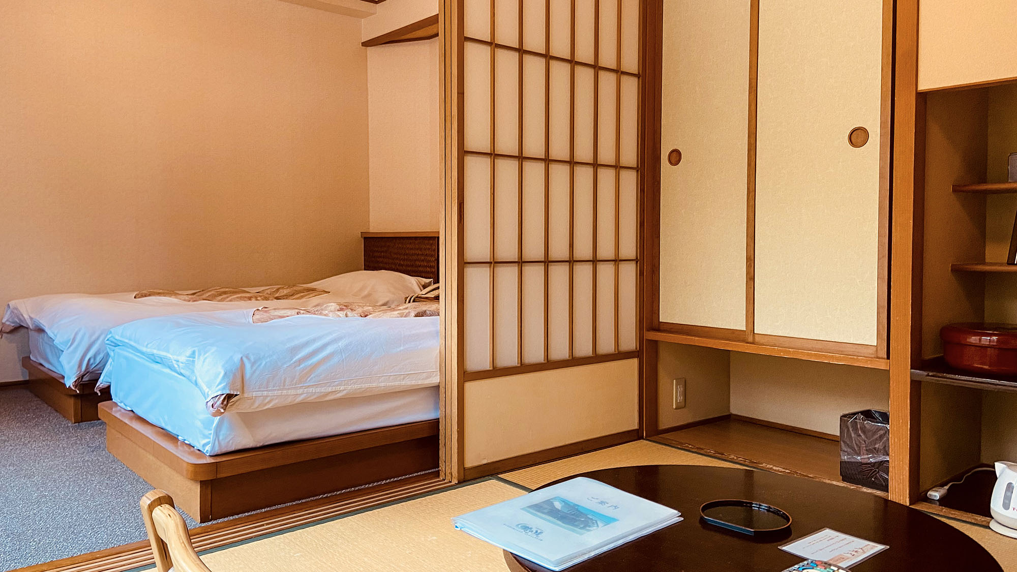 ・【和洋室Ａ】ツインベッドにお茶の間のスペース（4.5畳）和と洋のいいとこどりで機能的なお部屋です。