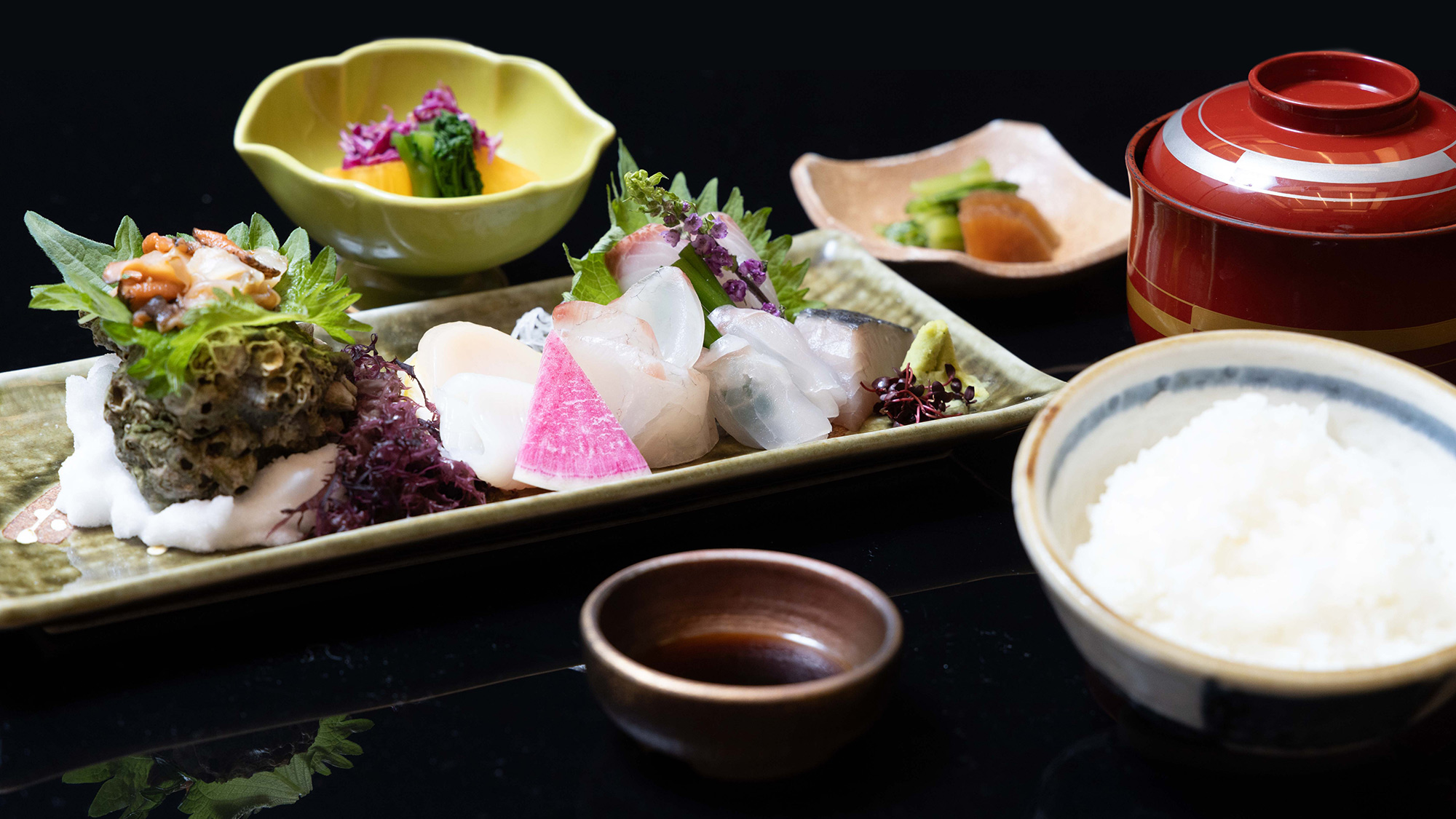 ・【レストランメニュー一例／お刺身】豊富なメニューから当館自慢のお食事をご堪能ください