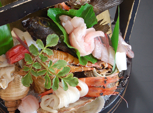 当館の1番人気！7・8月の「地魚いっぱいお造り盛合せと季節の懐石」♪鮮魚を堪能！