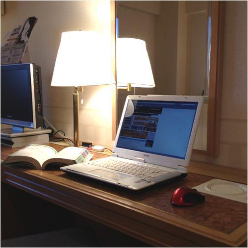 Western-style single desk usage example