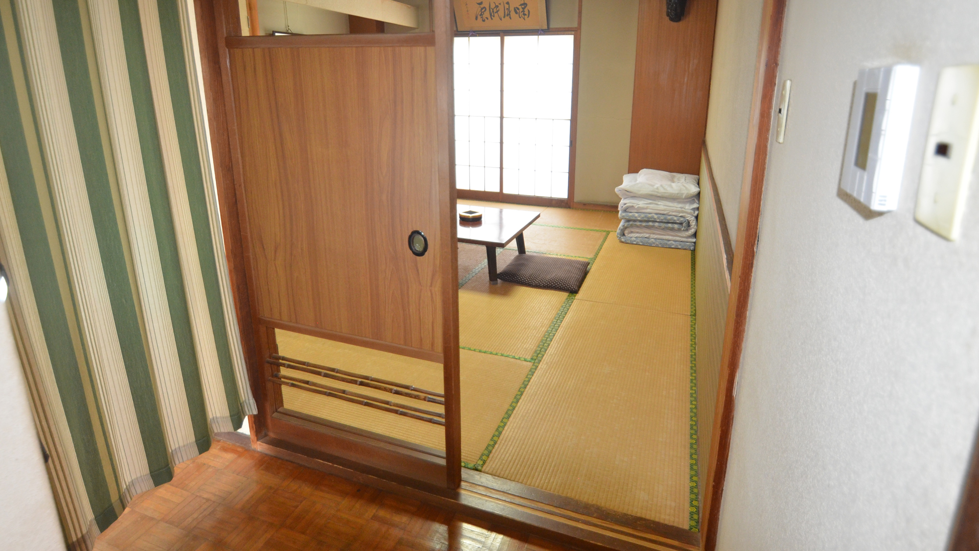 和室（上がり框から）