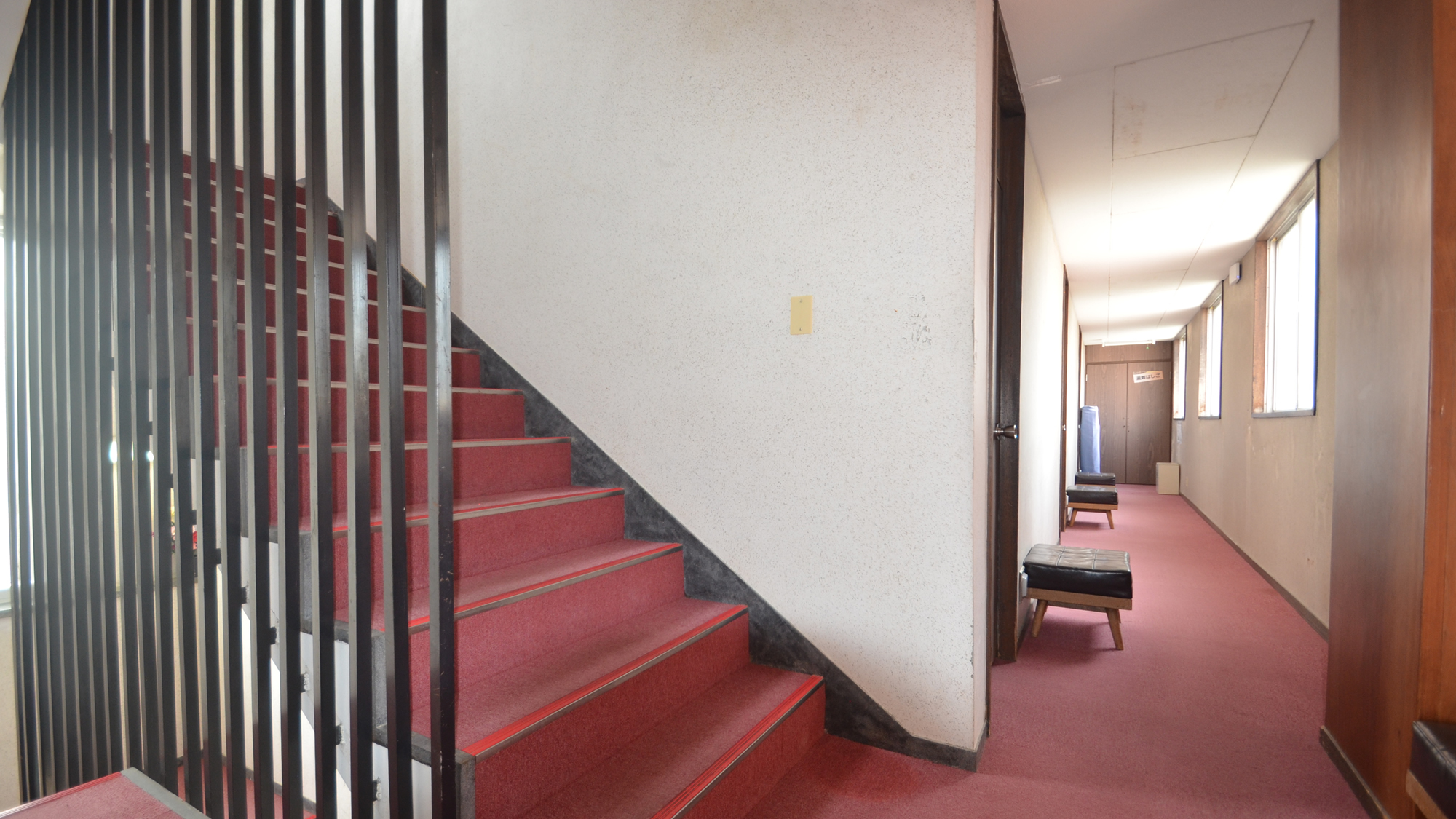 館内の階段と廊下