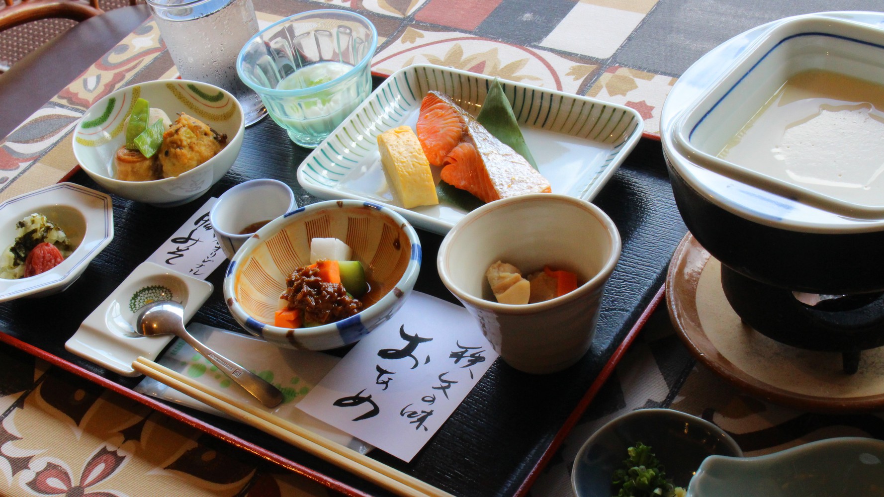 【1泊朝食】夕食なし・朝食あり☆22時までチェックインＯＫ！お部屋からは長瀞渓谷・岩畳の絶景