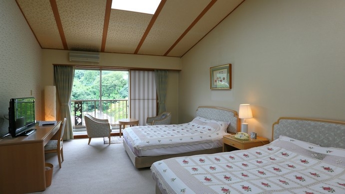 【2階洋室ツイン】長瀞渓谷・岩畳の絶景を望む清潔感のある洋室