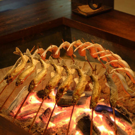 【食事】囲炉裏で川魚をじっくり炭火焼