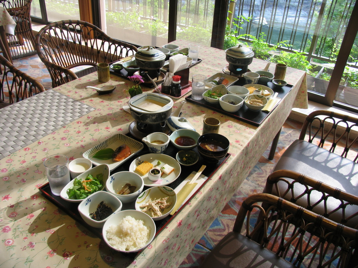 ご朝食は和定食。渓谷が眺められるレストランに朝日が差し込みます。