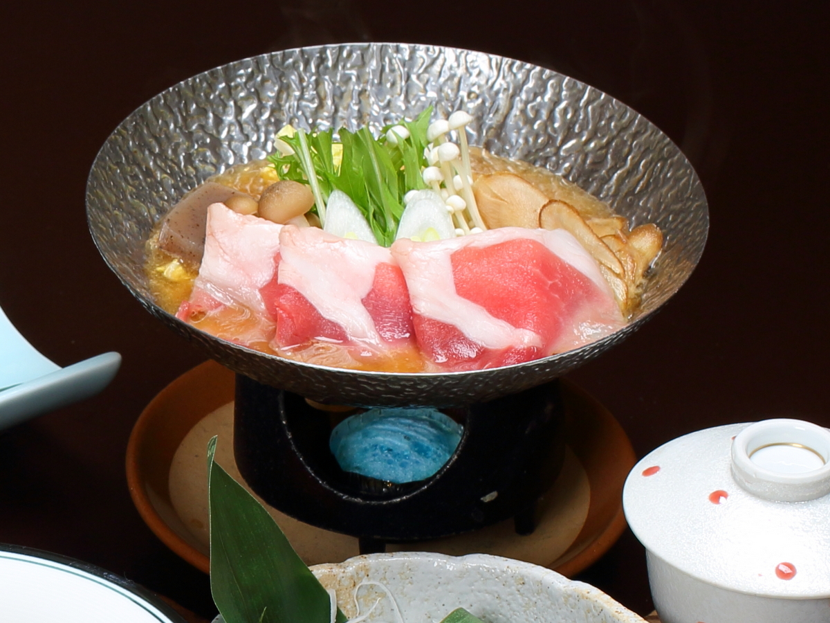 長生館名物「猪肉のぼたん鍋」は食用猪に特製ブレンド味噌を用いています。