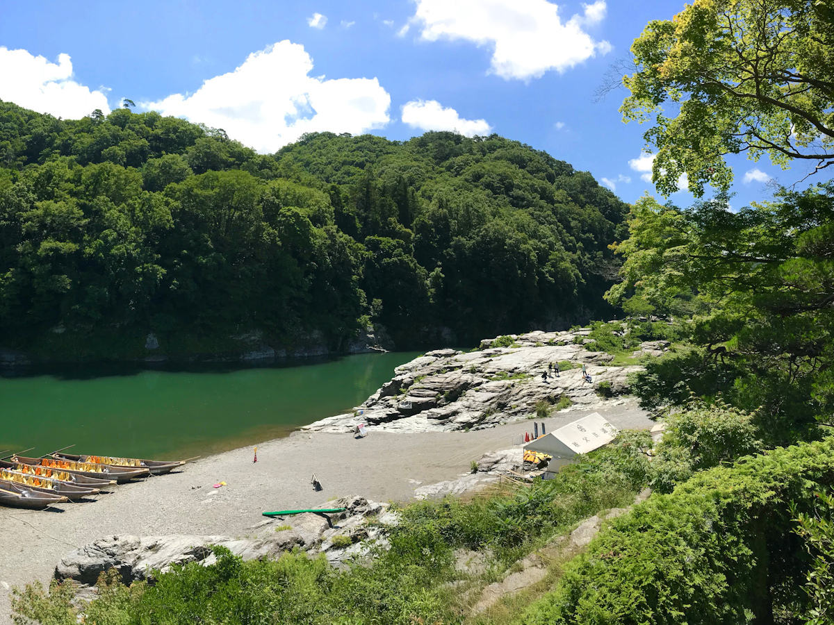 当館より望む長瀞渓谷・岩畳パノラマ（夏・右）