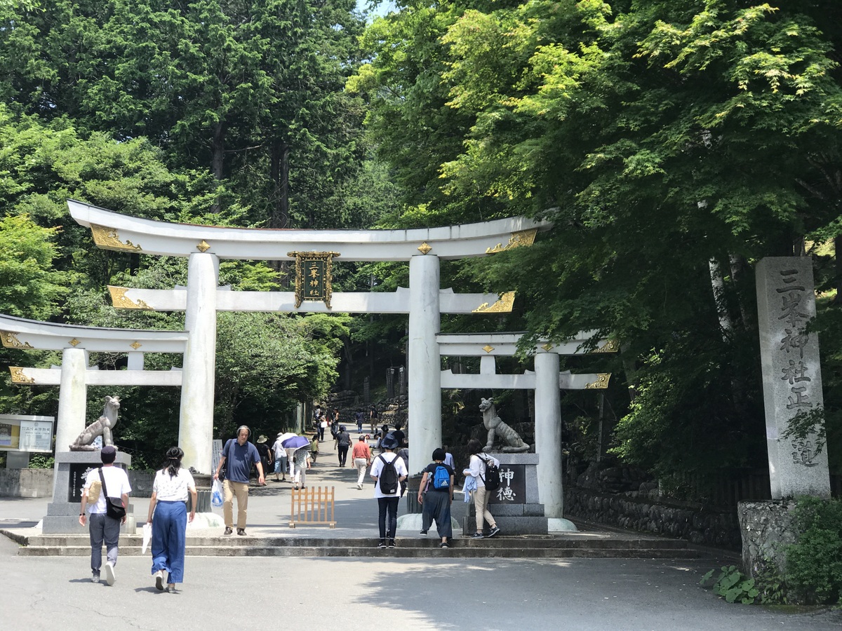 三峯神社の鳥居は国内にも数箇所しかない三ツ鳥居。