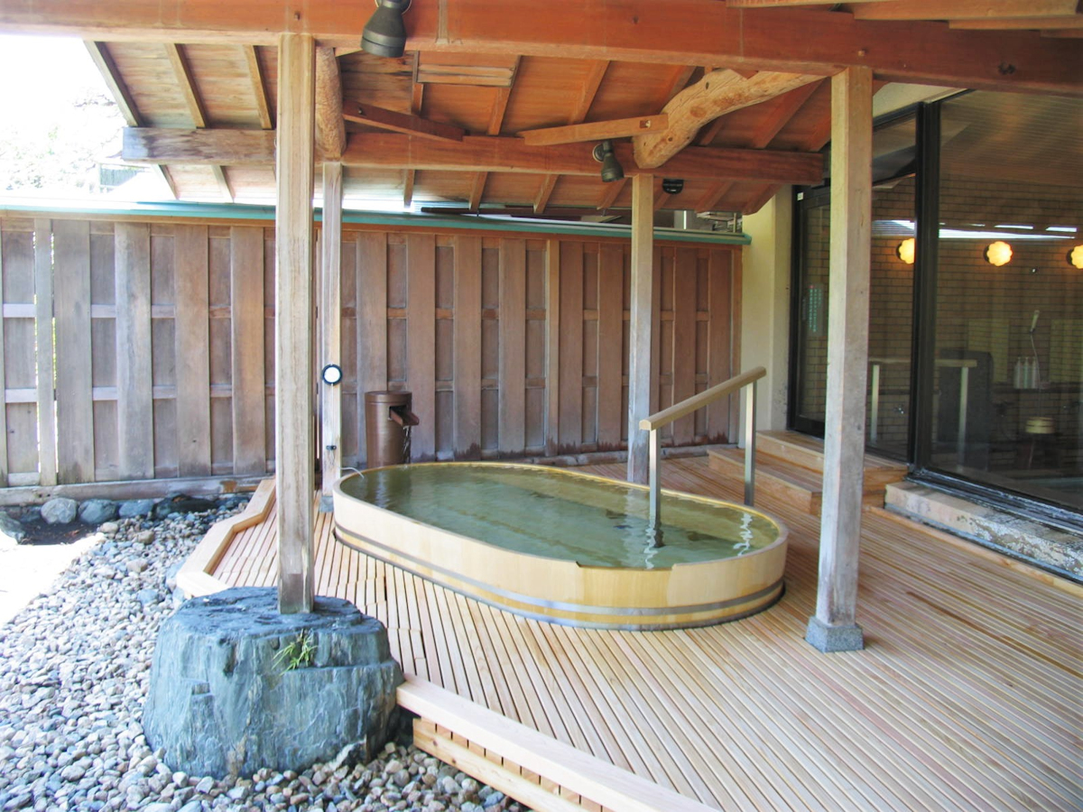 【露天風呂】女風呂は青森県産ヒバ材を使用した檜風呂。