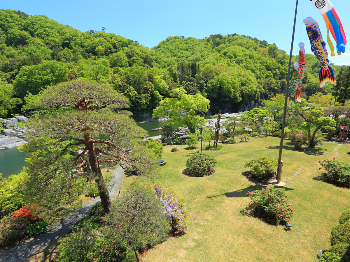 客室から見た庭園・岩畳（GW頃）