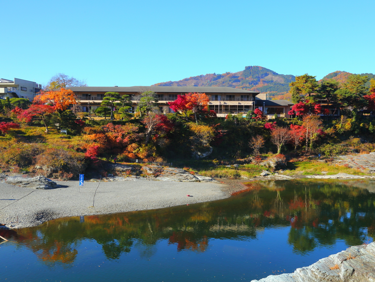 対岸から見た長生館（11月頃）