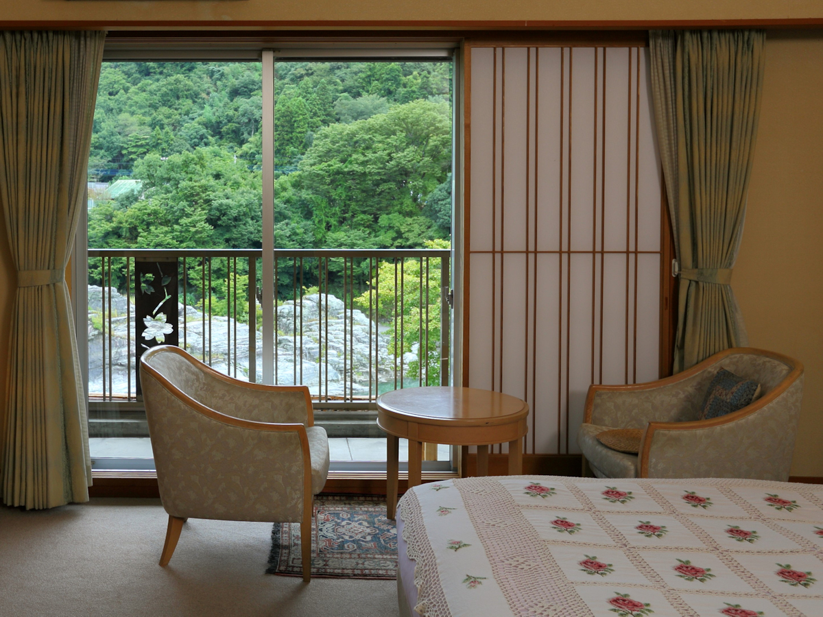 室内からも、もちろん長瀞渓谷の風景をご覧になれます。岩畳北端の白鳥島が目の前です♪