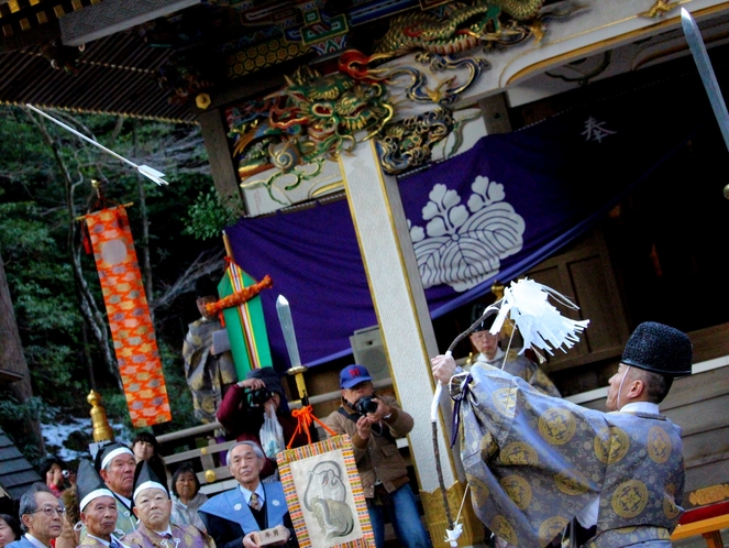 【２月】宝登山神社の節分追儺祭。破魔矢を手にすると縁起が良いとされます。