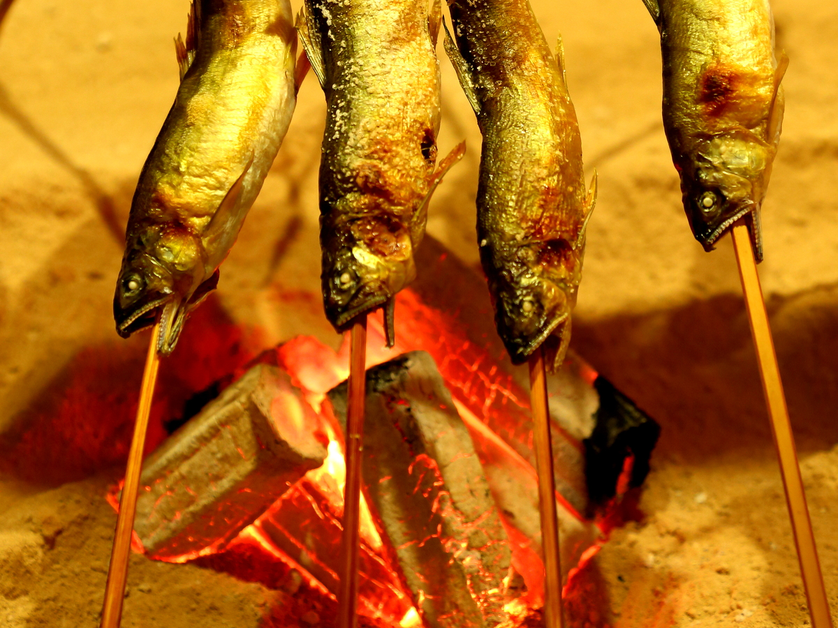 長生館名物「川魚の塩焼き」は岩魚や鮎（夏季）。ふっくらお魚でお楽しみください♪