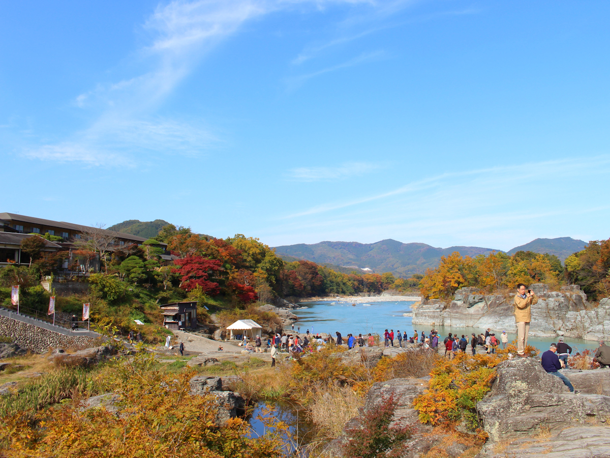 【11月は長瀞紅葉まつり♪】岩畳・徒歩２分★当館から見える対岸の紅葉、岩畳ではもっと間近に！