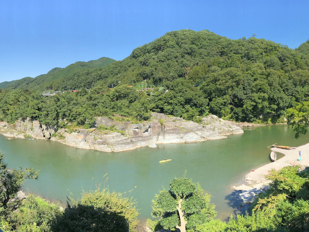 すぐ下に荒川が流れ、対岸には岩畳の北端「白鳥島」が。渓谷の自然美をバッチリ堪能。