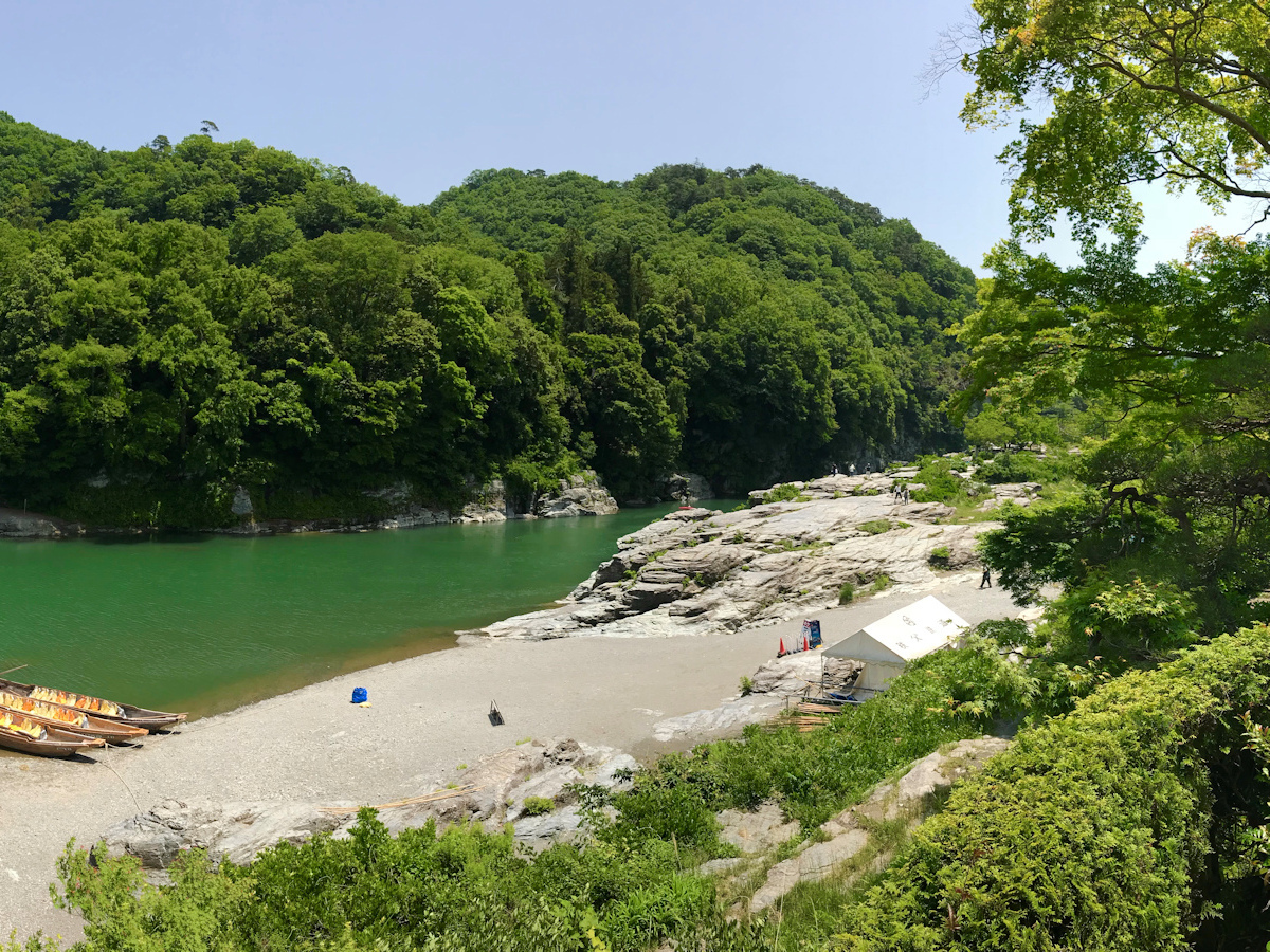 当館より望む長瀞渓谷・岩畳パノラマ（春・右）