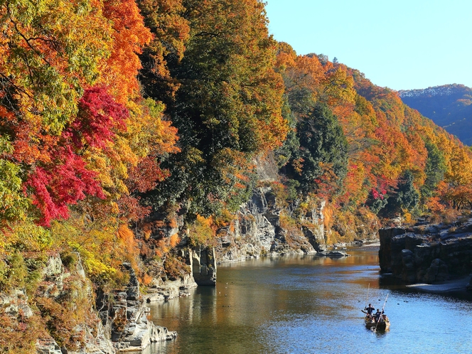 【11月は長瀞紅葉まつり♪】岩畳・徒歩２分★対岸の紅葉と岩畳に挟まれながら進むラインくだり。