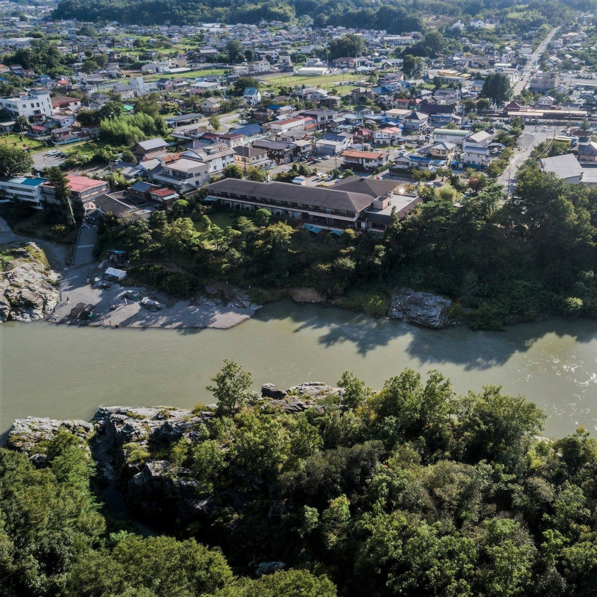 □対岸上空からの長生館・岩畳・長瀞駅など