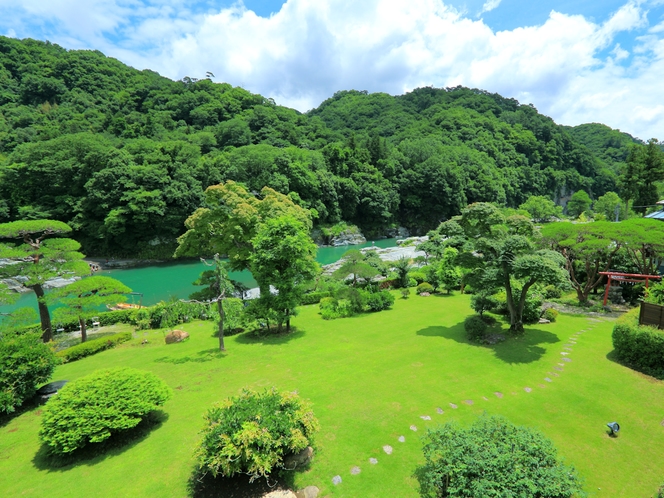 パノラマに広がる長瀞渓谷。当館自慢の眺望をお楽しみください。