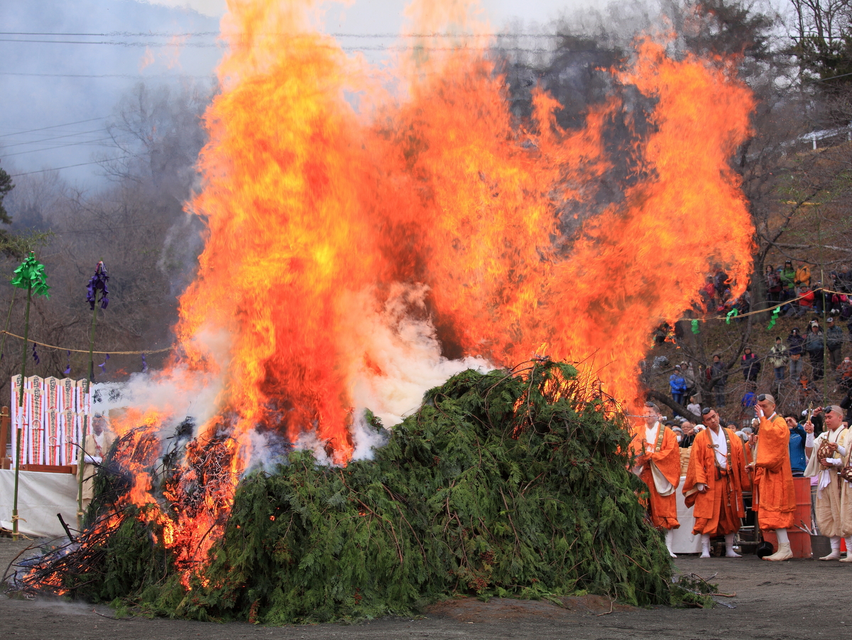 【３月】宝登山麓の「不動寺」でおこなわれます。秩父地方の信仰行事「火祭祈願」の再興です。