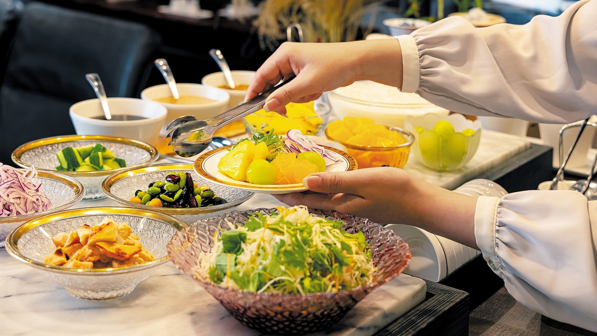 ■朝食には洋食または和食プレートとは別にハーフブッフェをご用意（うどん・パン・サラダ・フルーツ等）