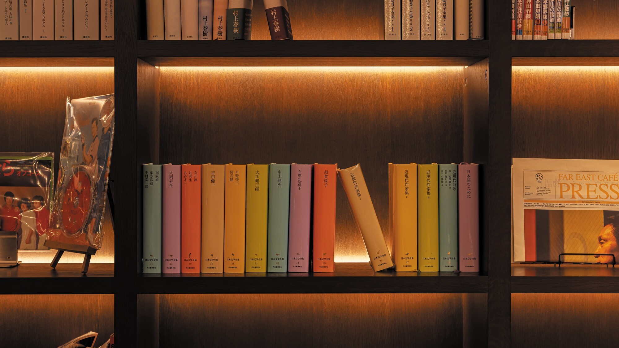 ■ライブラリーラウンジ「シルク」様々な書籍ご用意。お時間のゆるすかぎり、ごゆっくりお過ごしください。