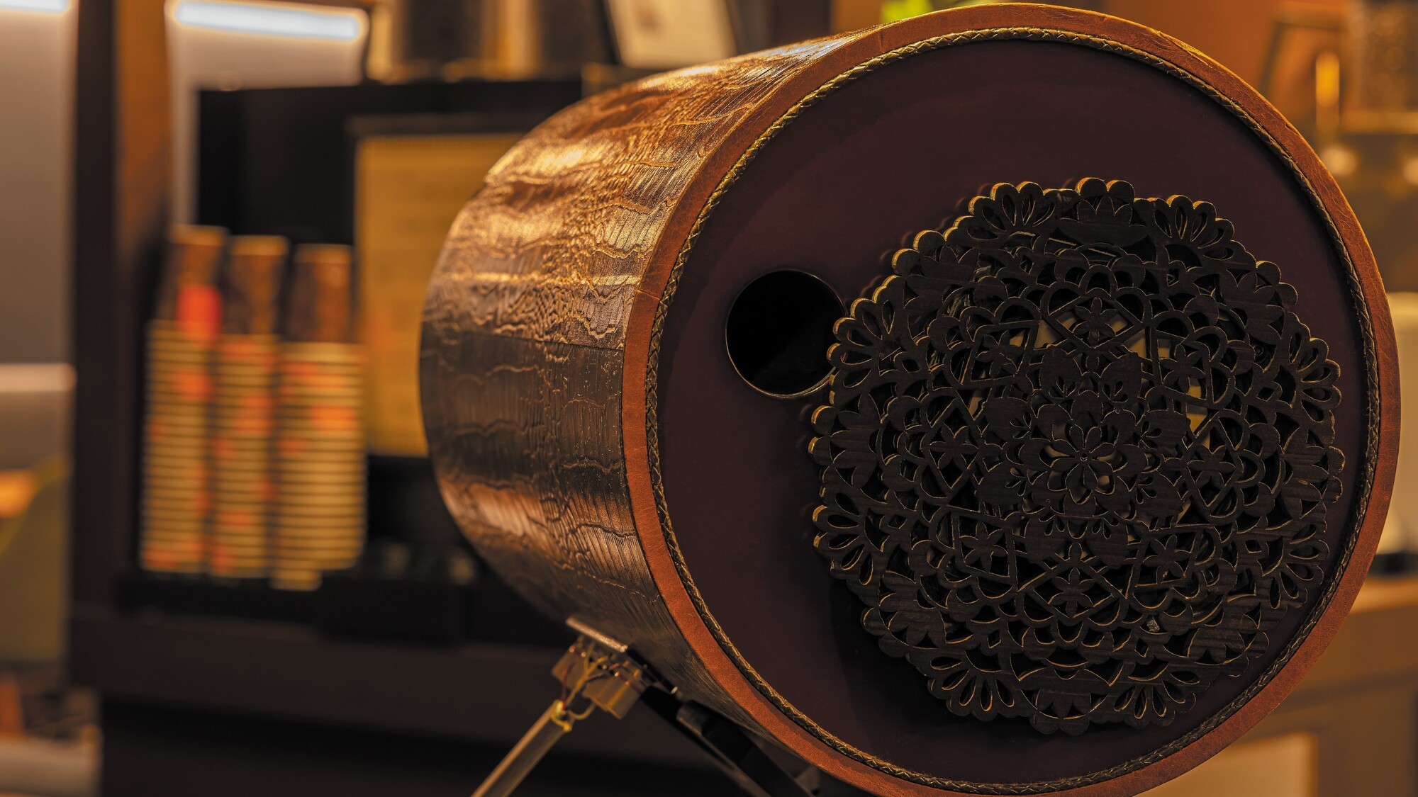 ■ライブラリーラウンジ「シルク」。流れる時間とともに快適な音楽を波動スピーカーでご提供。