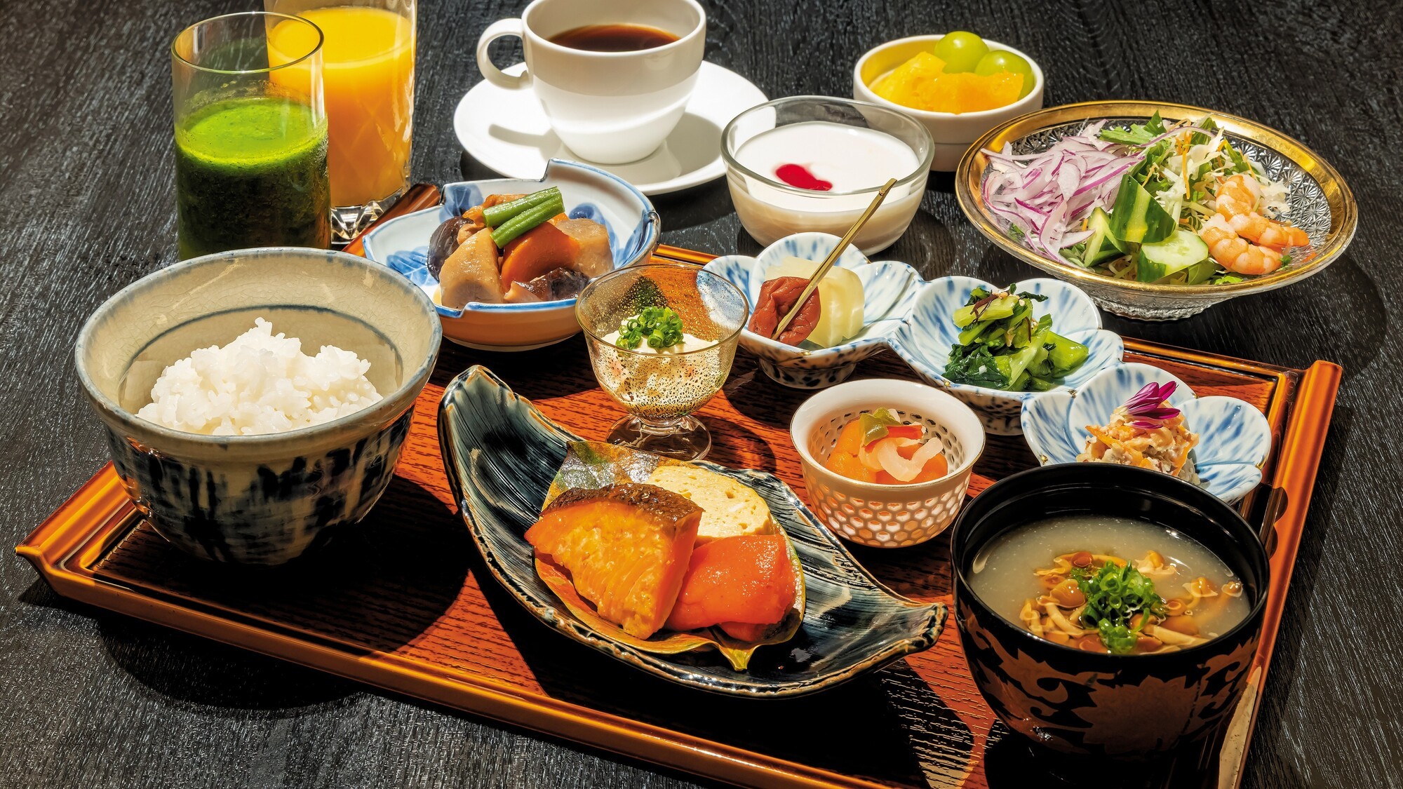 ■洋食または和食プレートとハーフブッフェスタイルの朝食です。（※写真は和食プレートです）