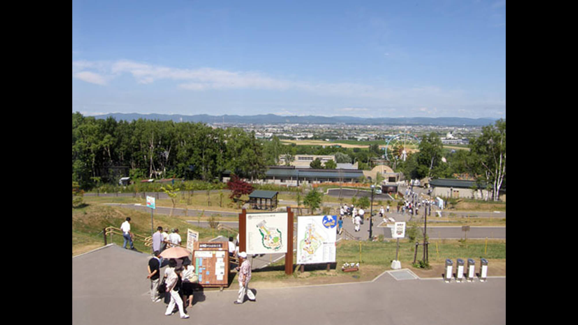 【旭山動物園】東門から入場すると動物園の全景が見渡せます。