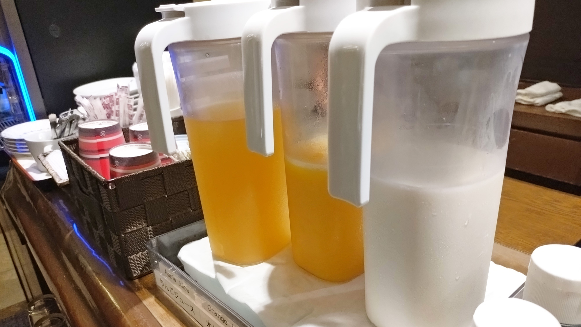 【朝食】牛乳とジュース