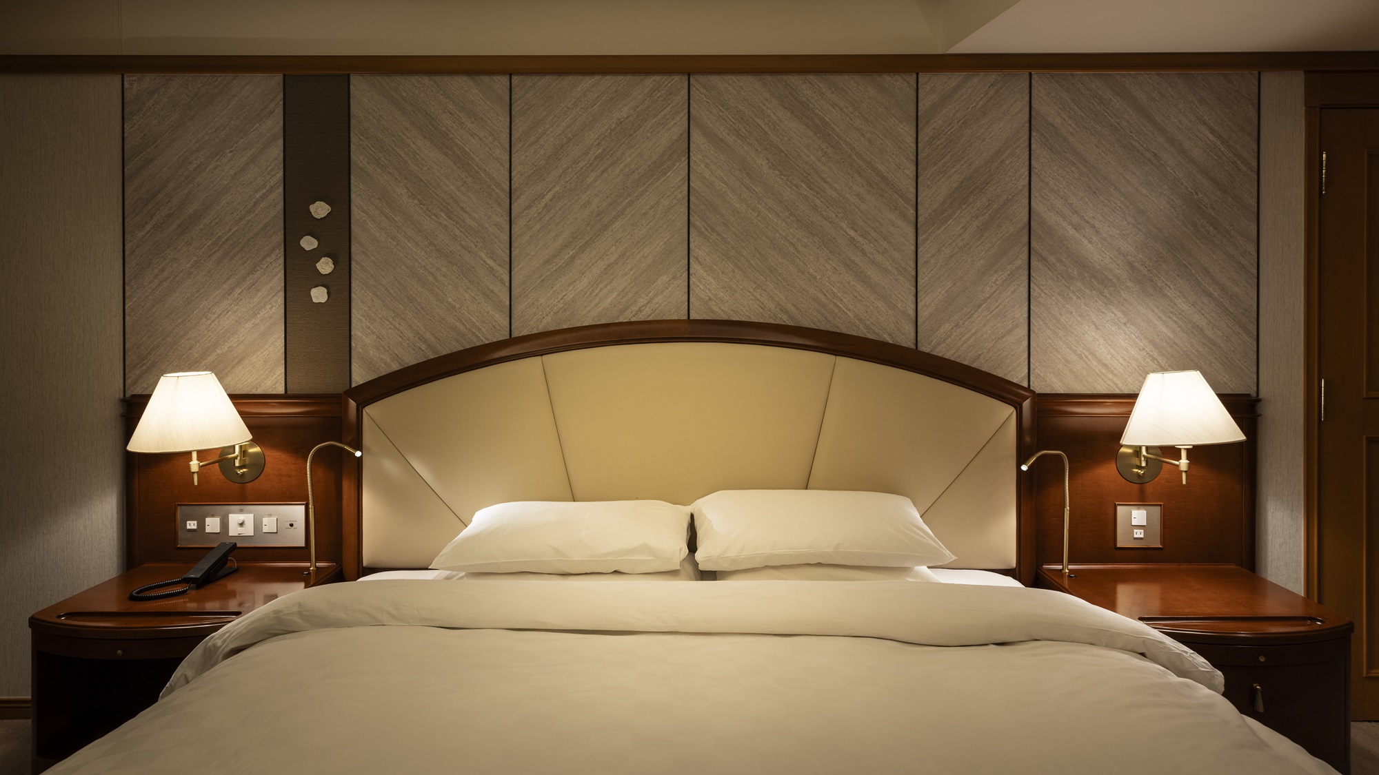 落ち着いた内装とモダンな照明