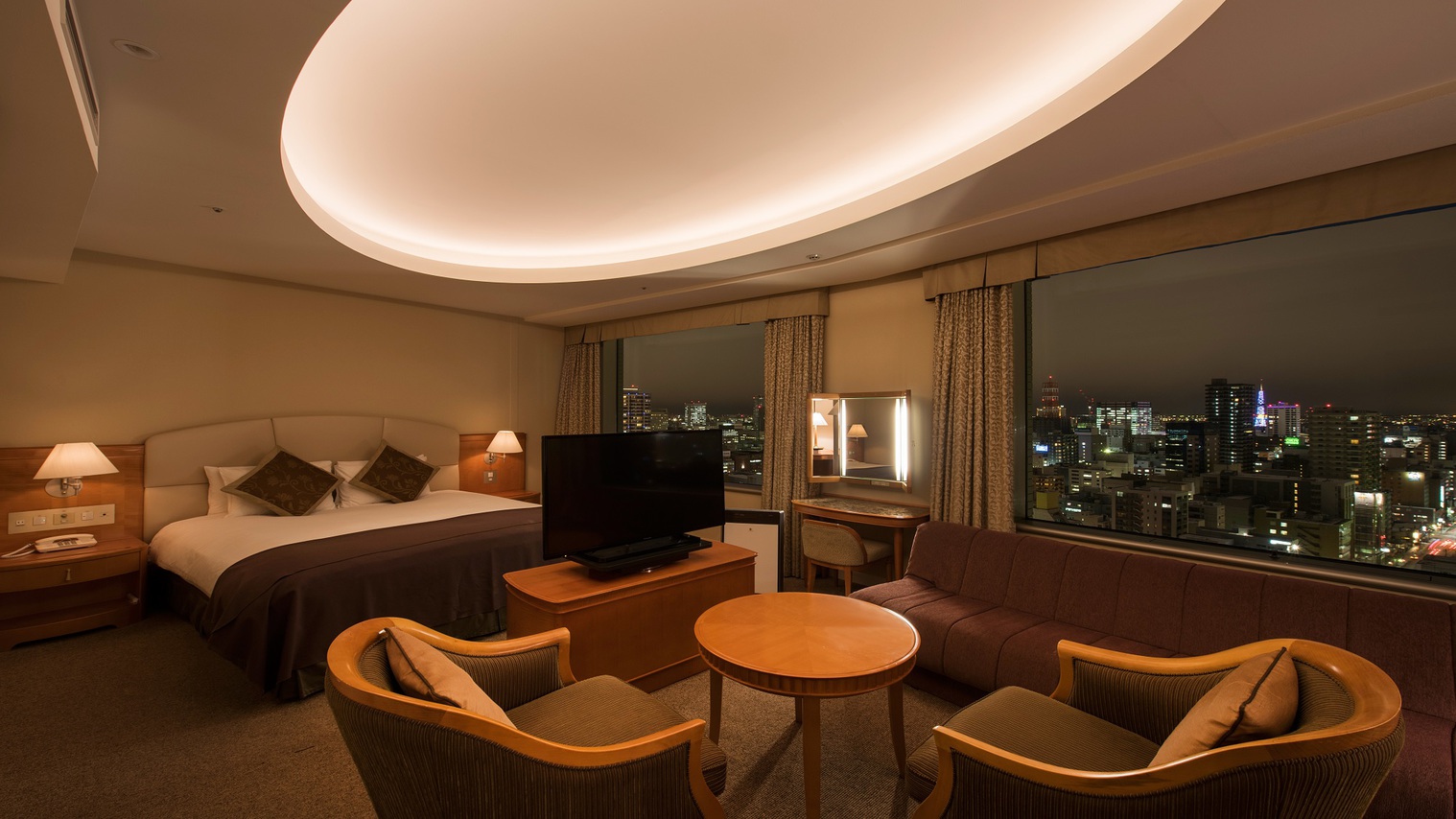 【デラックスダブルルーム（42㎡）】ロイヤルフロア（22〜27階）大きな窓から札幌の夜景が楽しめる。