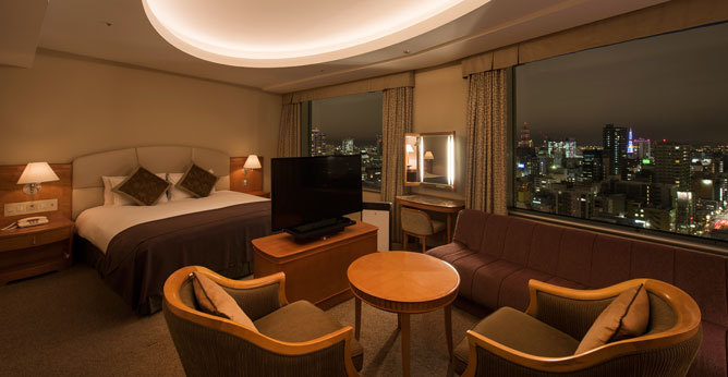 【デラックスダブルルーム（42㎡）】ロイヤルフロア（22〜27階）大きな窓から札幌の夜景が楽しめる。