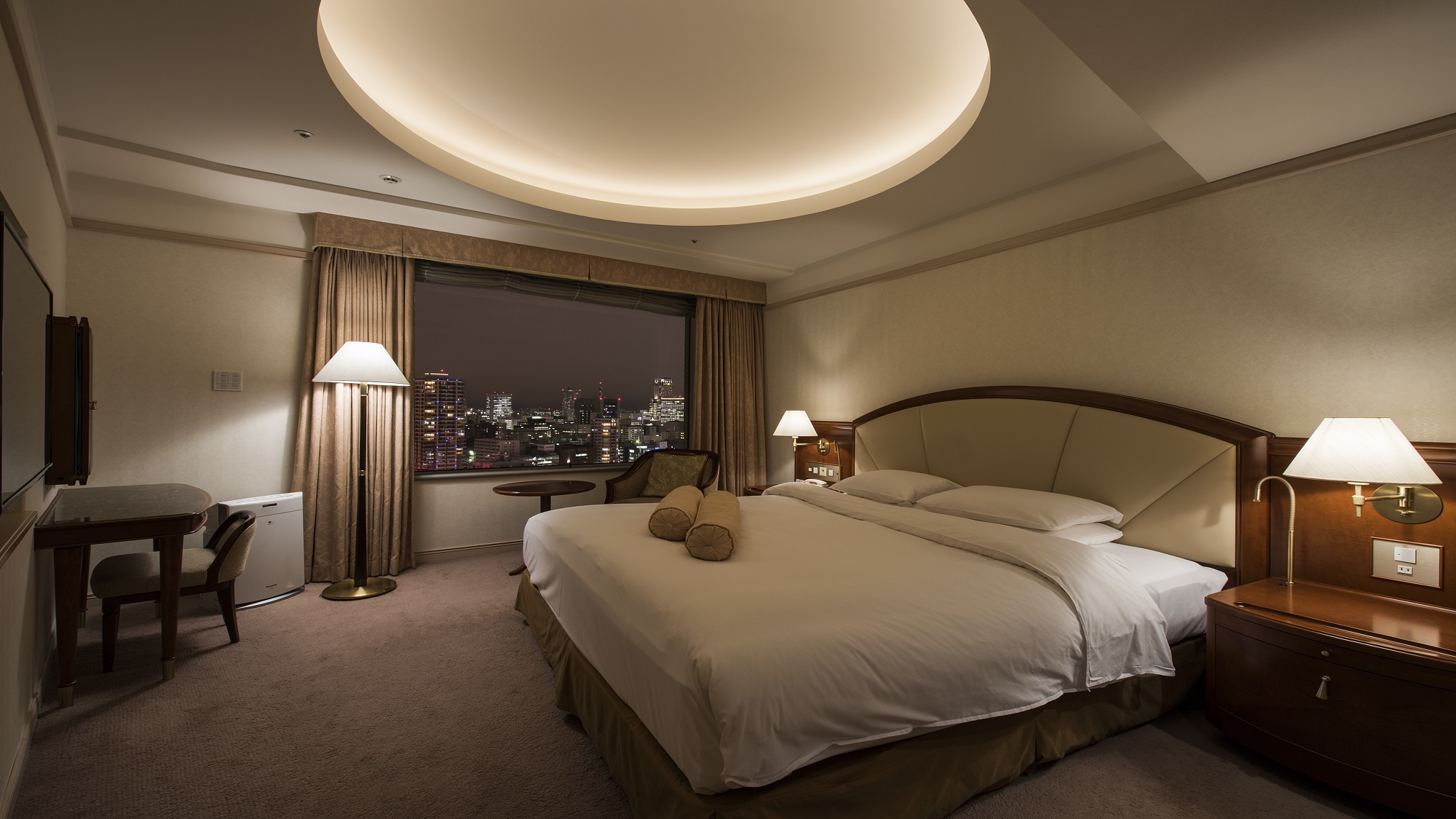 【スイートルーム（63㎡）】ロイヤルフロア（22〜27階）広々とした客室で札幌の夜景を楽しめる。