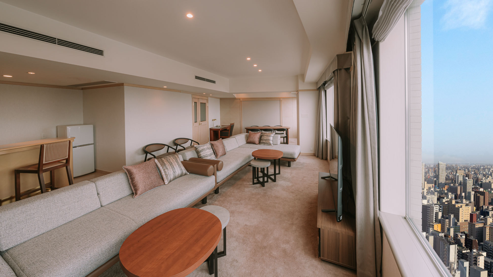 【クラブロイヤルスイートルーム(105㎡)】大人数でくつろげるリビングルーム