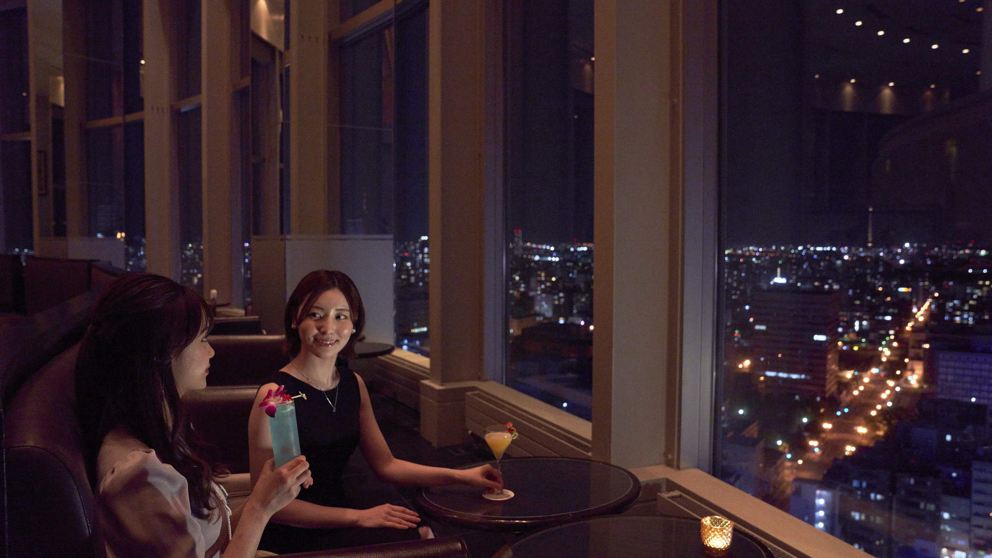 【スカイラウンジ トップ オブ プリンス（28階）】夜景を眺めながらゆったりとしひとときを。
