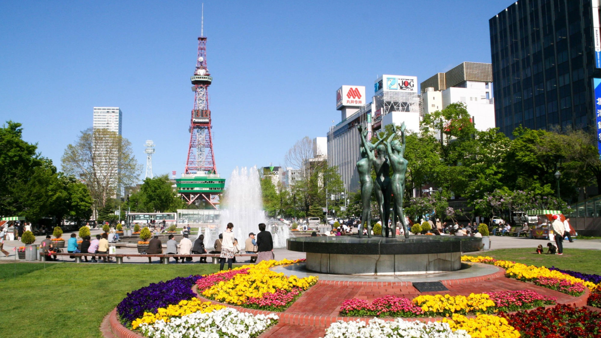 【大通公園】ホテルから徒歩3分。雪まつりやライラックまつり、ソーラン祭り、夏のビアガーデンを実施。