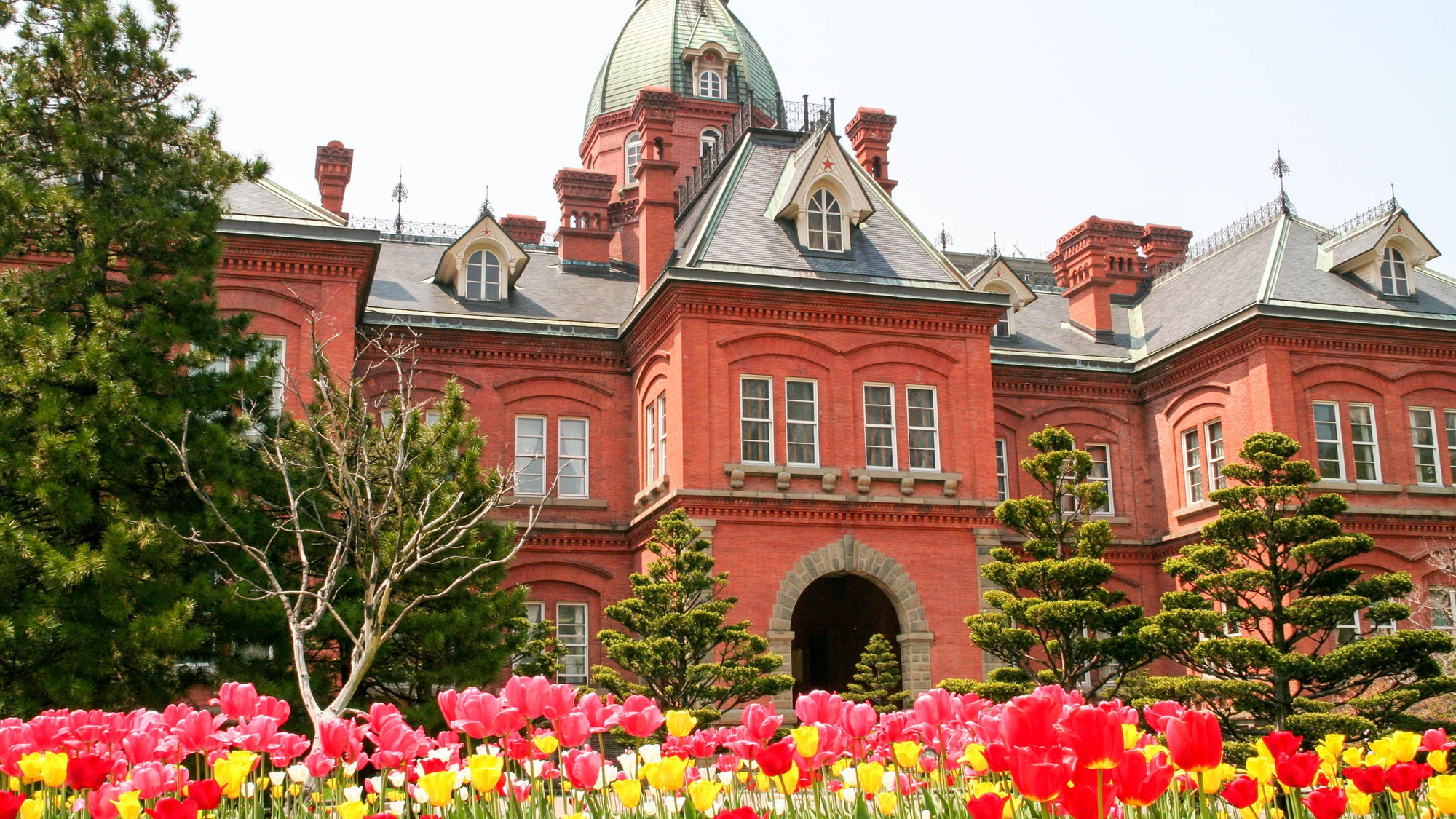 【赤れんが庁舎】ホテルから徒歩約15分。館内は一般に無料公開され、北海道の歴史をたどる資料を展示。