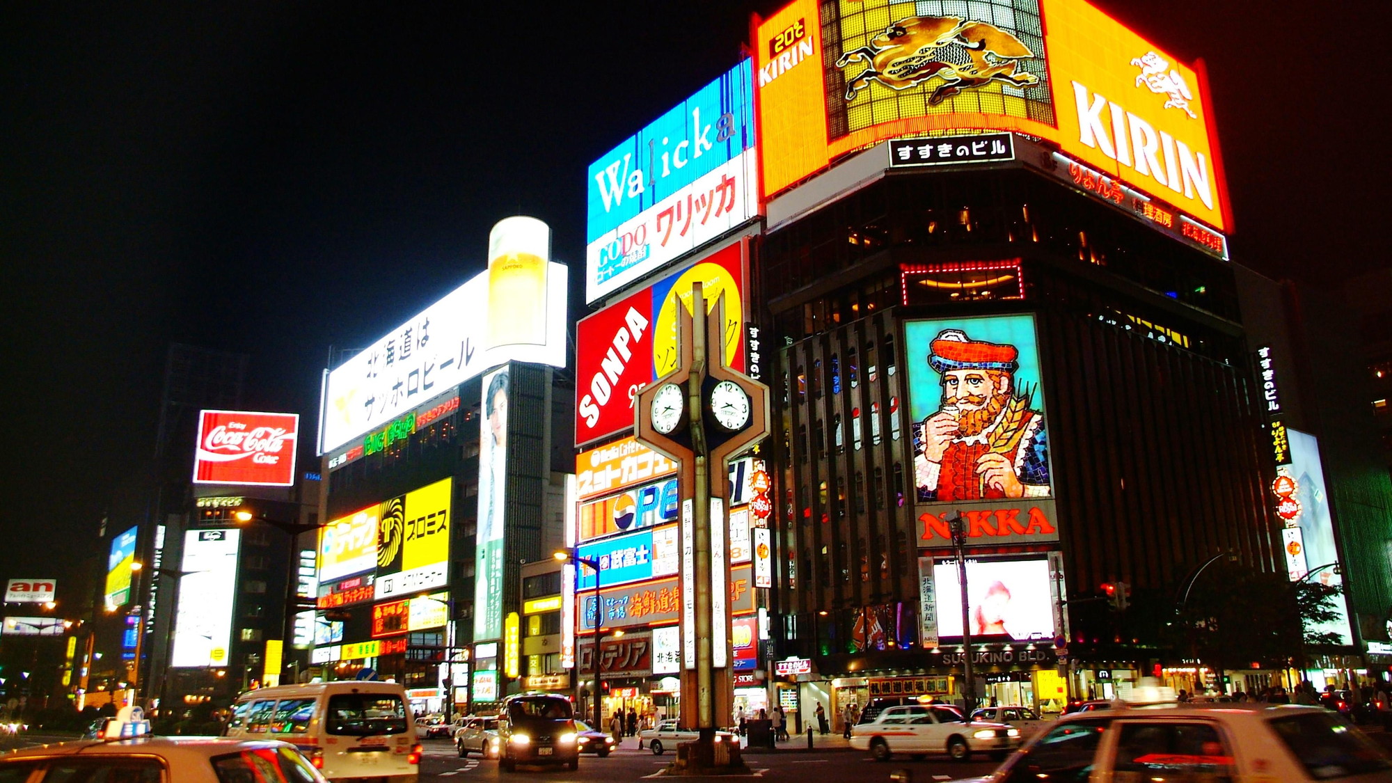 【すすきの】ホテルから徒歩15分。ネオン瞬く東京以北最大の歓楽街。数千軒の飲食店がひしめきます。