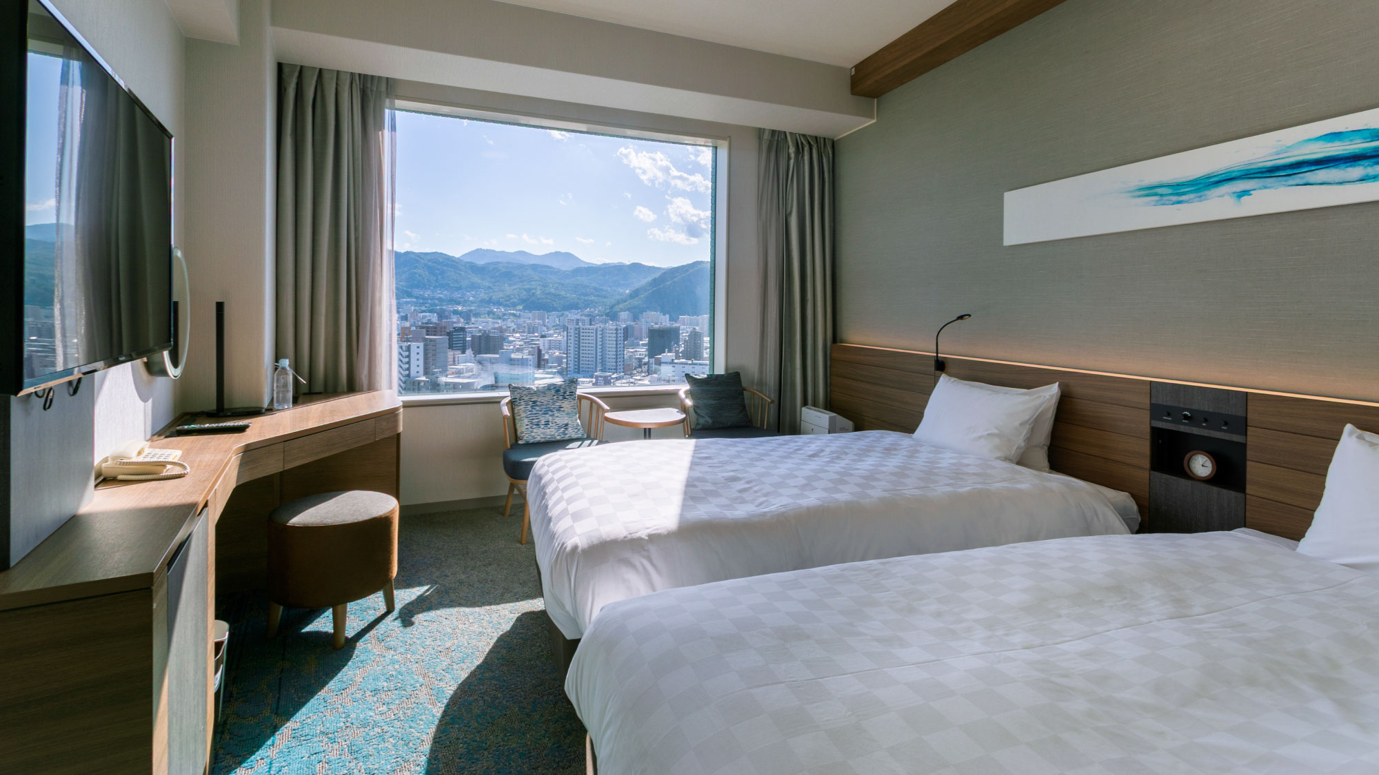 【スーペリアツインルーム（21㎡）】スーペリアフロア（14〜21階）高層階からの景色を楽しめる。