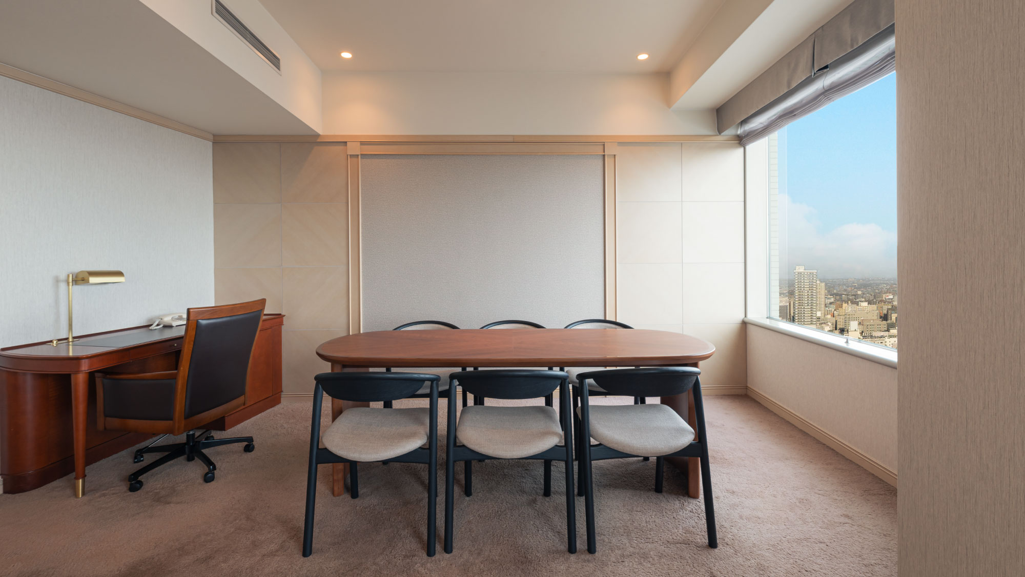 【クラブロイヤルスイートルーム（105㎡）】大人数でご利用いただけるダイニングテーブル