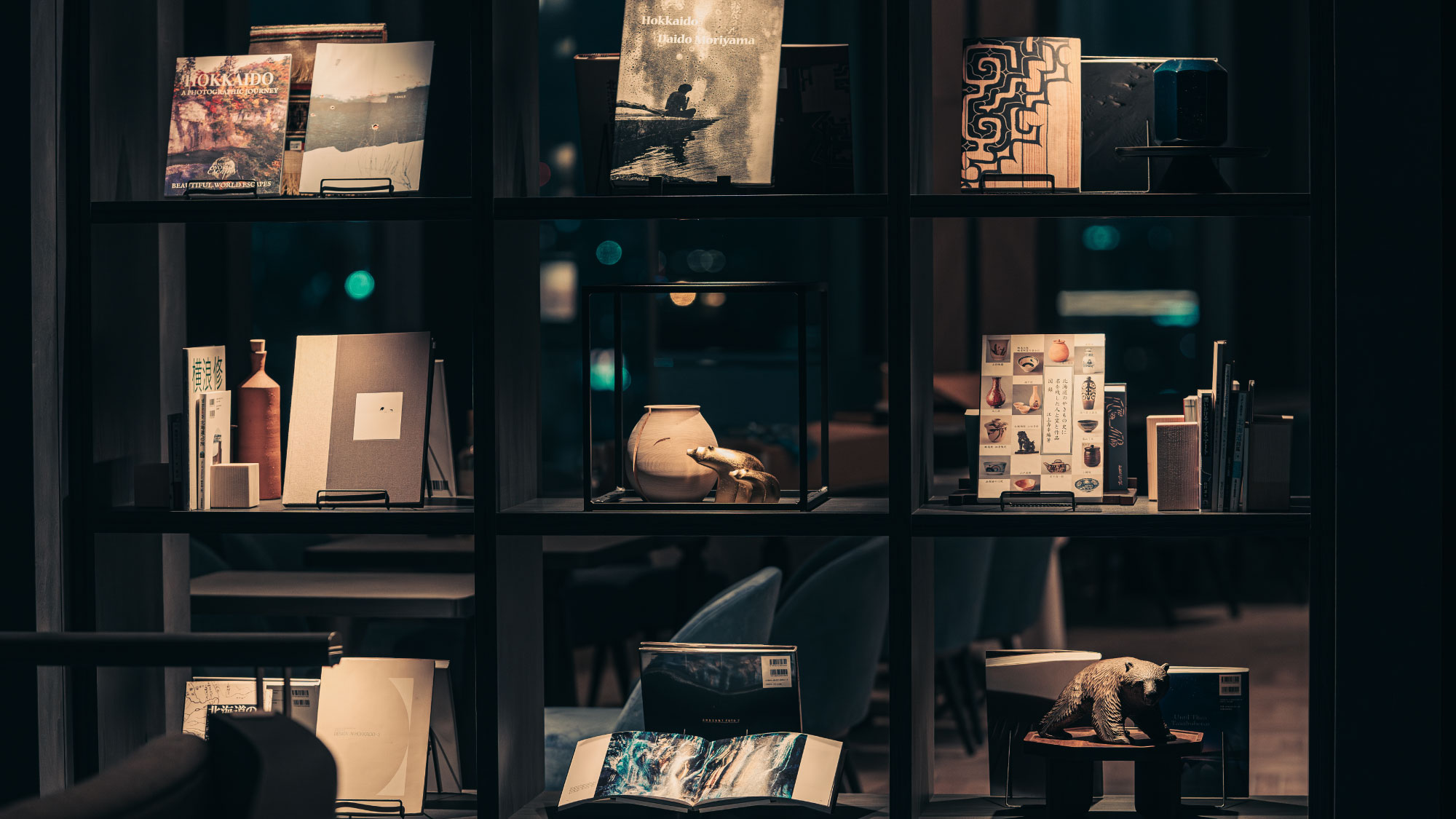 マジックアワーの空色、ブルーのグラデーションがキーカラーのクラブラウンジとなっております。