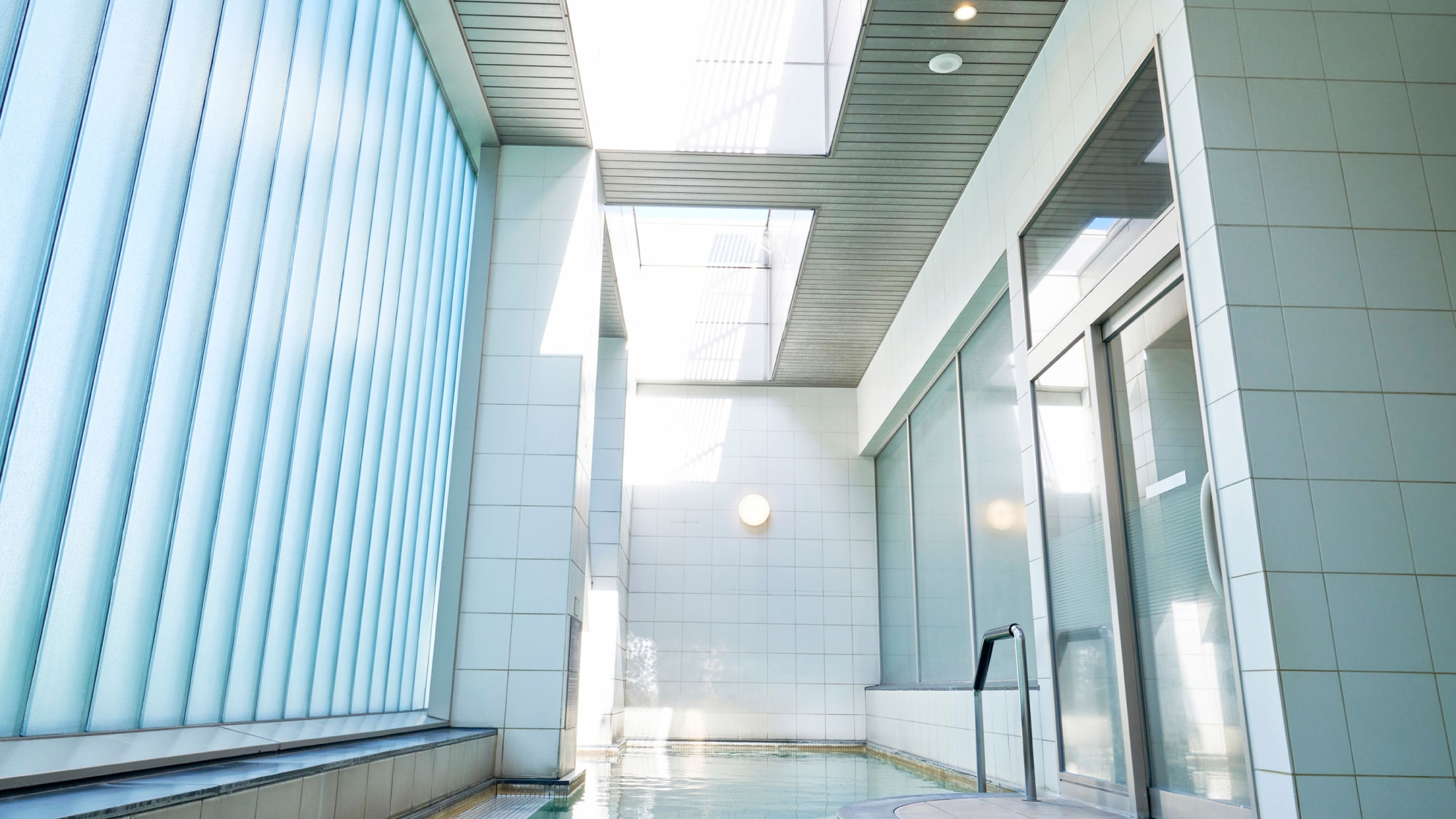 高い天井が吹き抜けとなった露天風呂。