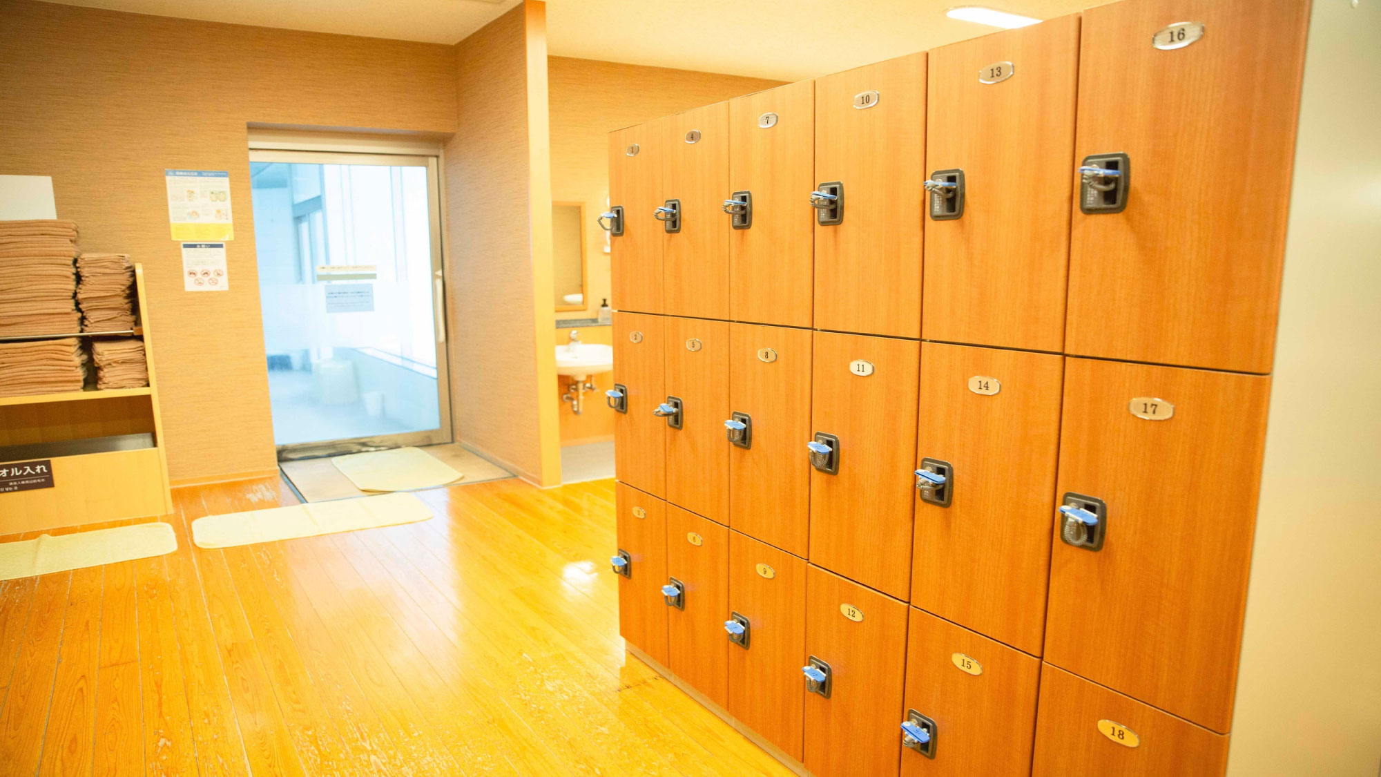 【温泉露天風呂】脱衣場は個別ロッカーをご用意しております。