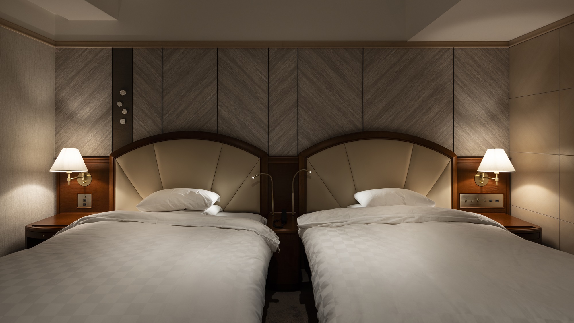 【クラブロイヤルスイートルーム（105㎡）】上質で落ち着いた雰囲気のスイートルーム